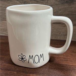 Super Cute 🥰 Rae Dunn By Magenta MOM with a Daisy on it 🌼 Ceramic Mug - NEW
